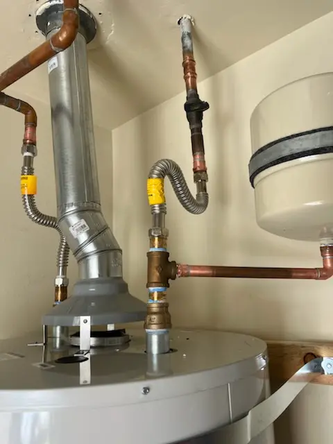 Water heater installation and plumbing repair in San Sebastian